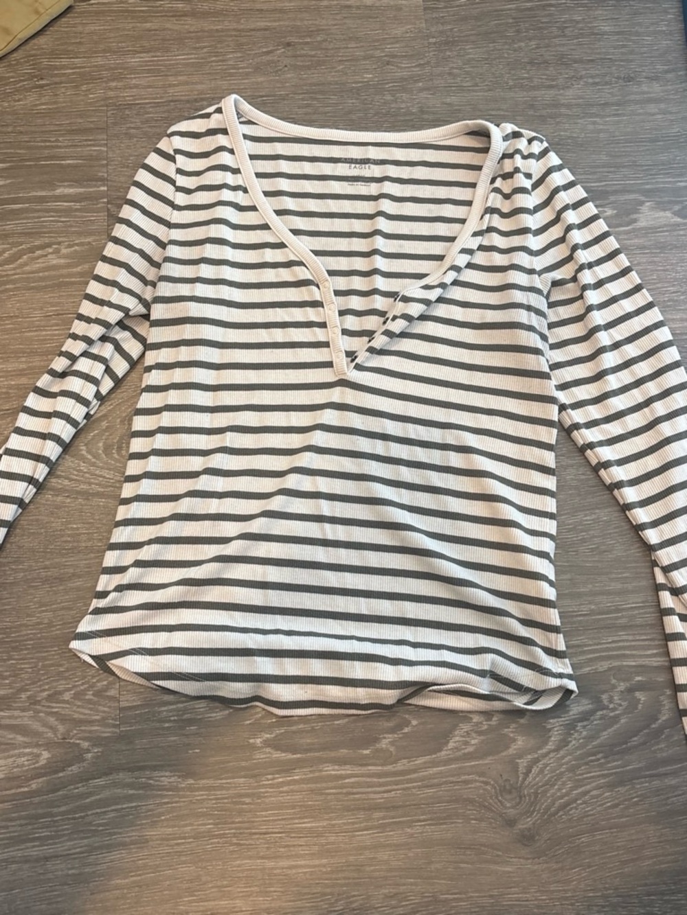 American Eagle Outfitters White and Gray Striped Long-Sleeve V-Neck Tee